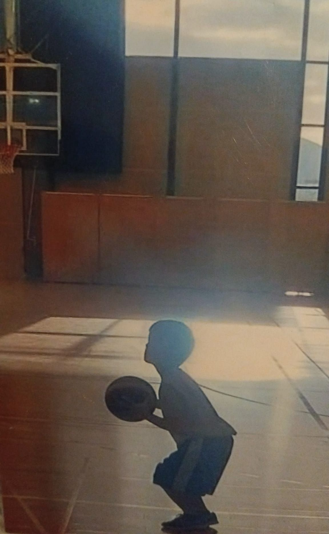 Enfant concentré avec un ballon de basket, apprentissage et confiance
