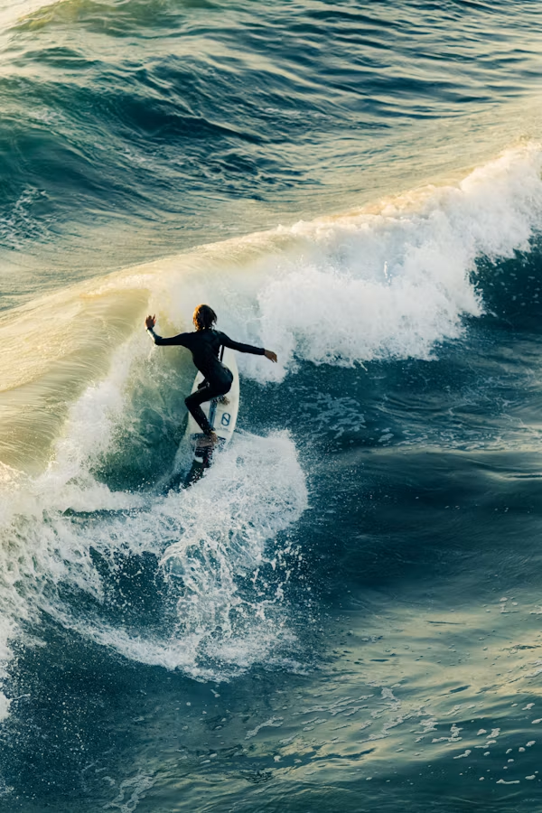 Surfeur sur une vague, équilibre et liberté