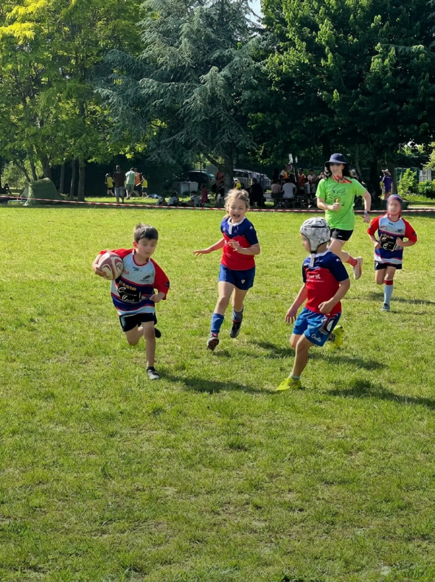 Enfants jouant au rugby lors d'un tournoi en plein air, visages floutés